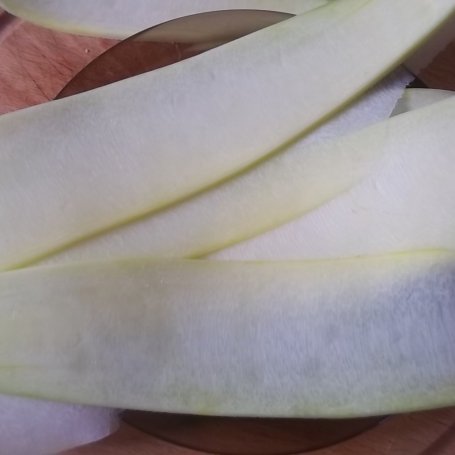 Krok 1 - Roladki z cukinii z kurczakiem, suszonymi pomidorkami i rokpolem podane z sałatką z karmelizowanych owoców foto
