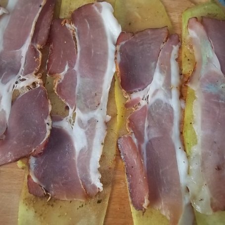 Krok 10 - Roladki z cukinii z kurczakiem, suszonymi pomidorkami i rokpolem podane z sałatką z karmelizowanych owoców foto