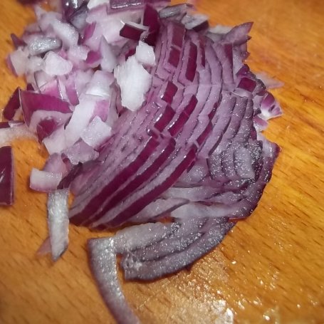 Krok 19 - Roladki z cukinii z kurczakiem, suszonymi pomidorkami i rokpolem podane z sałatką z karmelizowanych owoców foto