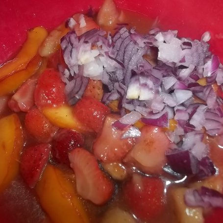 Krok 20 - Roladki z cukinii z kurczakiem, suszonymi pomidorkami i rokpolem podane z sałatką z karmelizowanych owoców foto