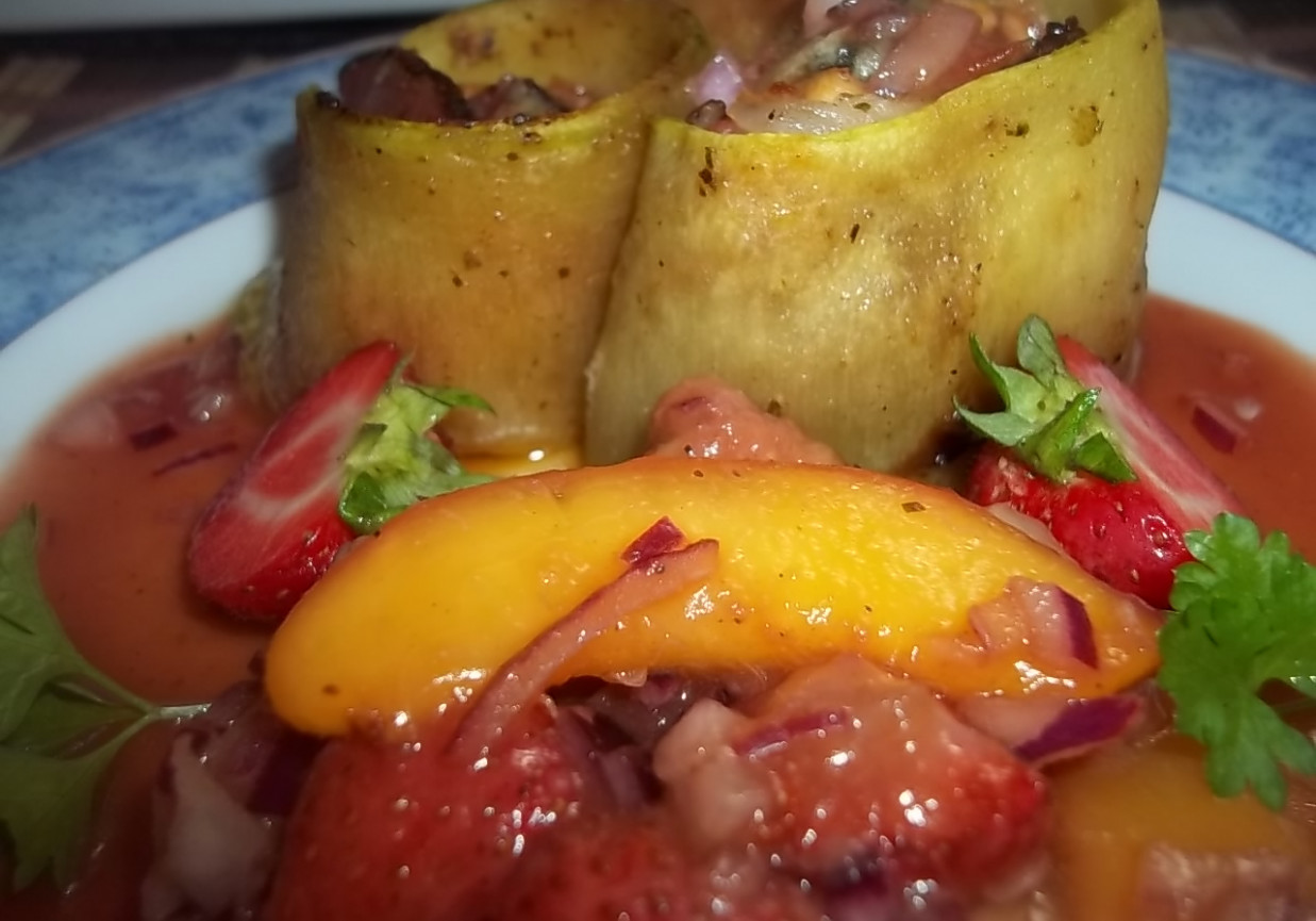 Roladki z cukinii z kurczakiem, suszonymi pomidorkami i rokpolem podane z sałatką z karmelizowanych owoców foto