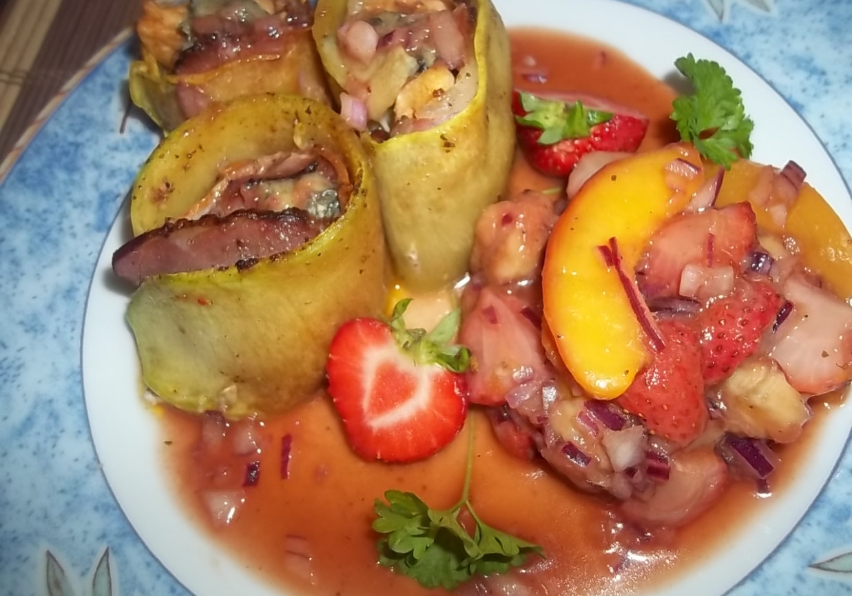 Roladki z cukinii z kurczakiem, suszonymi pomidorkami i rokpolem podane z sałatką z karmelizowanych owoców foto