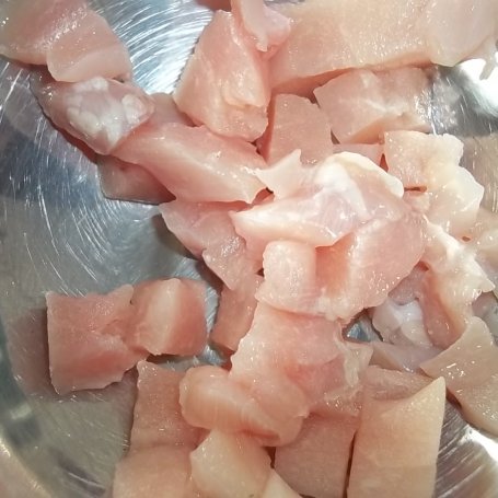Krok 4 - Roladki z cukinii z kurczakiem, suszonymi pomidorkami i rokpolem podane z sałatką z karmelizowanych owoców foto