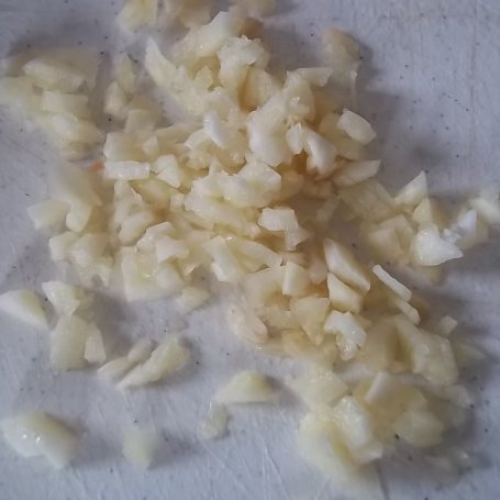 Krok 6 - Roladki z cukinii z kurczakiem, suszonymi pomidorkami i rokpolem podane z sałatką z karmelizowanych owoców foto