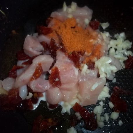 Krok 7 - Roladki z cukinii z kurczakiem, suszonymi pomidorkami i rokpolem podane z sałatką z karmelizowanych owoców foto