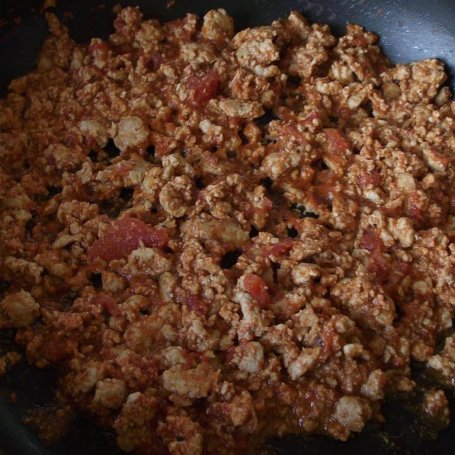 Krok 3 - Roladki z cukinii z suszonymi pomidorami i mozzarellą zapiekane w mięsie foto