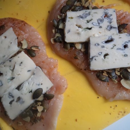 Krok 3 - Roladki z fileta z indyka- z nadzieniem z pestek dyni i sera z niebieską pleśnia :) foto