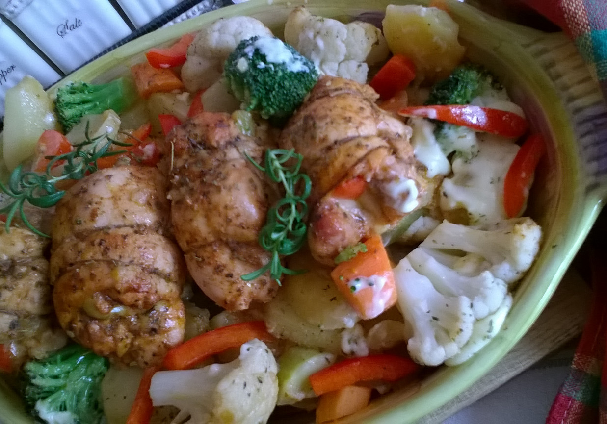 Roladki z filetowanych udek kurczaka zapiekane w warzywach foto