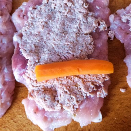 Krok 2 - Roladki z gotowanym mięsem i marchewką foto