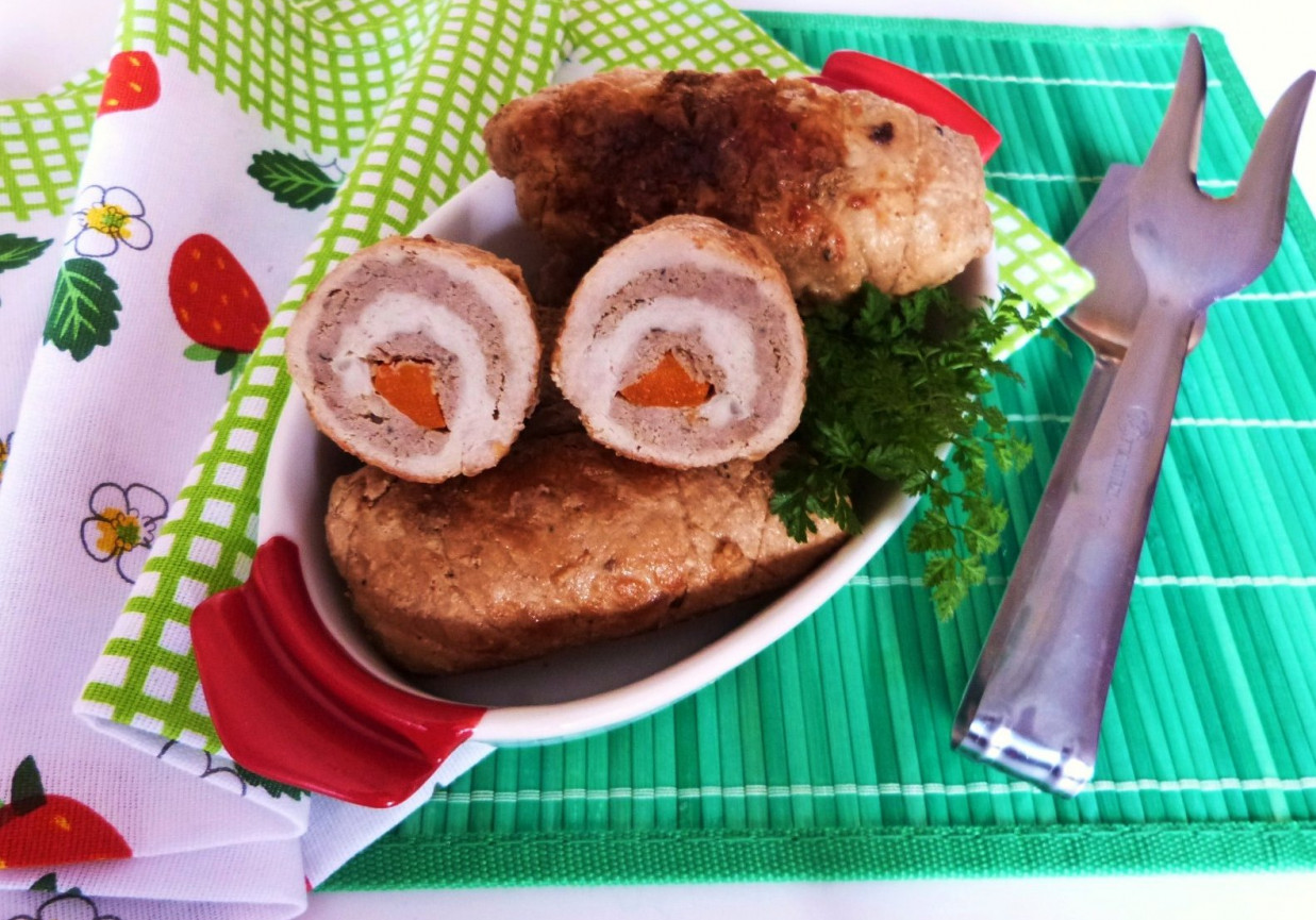 Roladki z gotowanym mięsem i marchewką foto