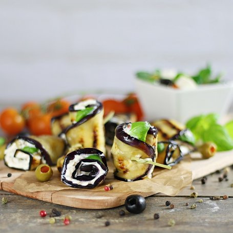 Krok 5 - Roladki z grillowanego bakłażana z serem feta foto