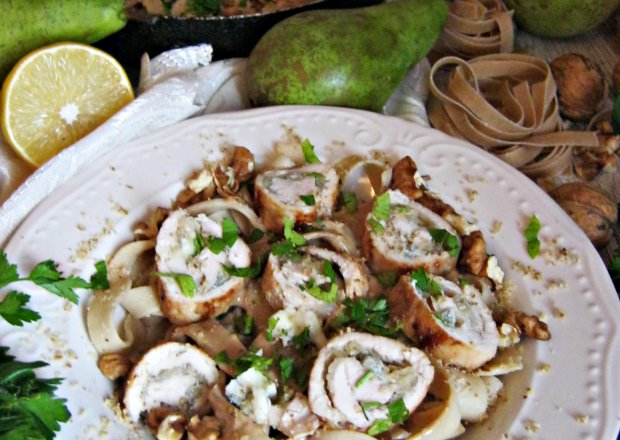 Fotografia przedstawiająca Roladki z gruszką i gorgonzolą  w sosie orzechowym