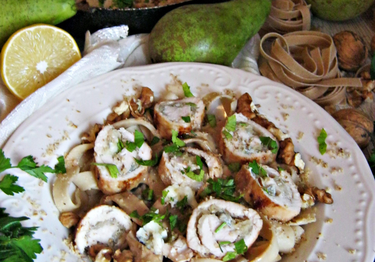 Roladki z gruszką i gorgonzolą  w sosie orzechowym foto