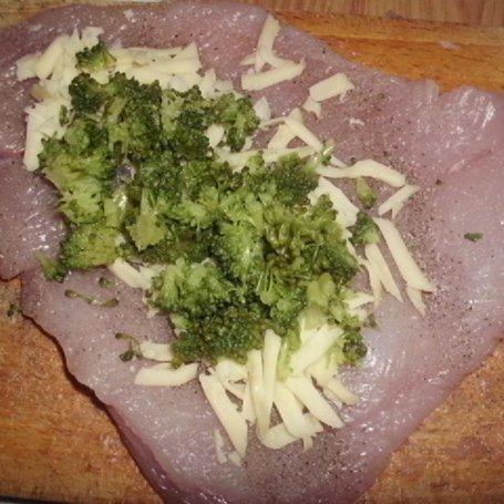 Krok 3 - Roladki z indyka z brokułem i żółtym serem foto