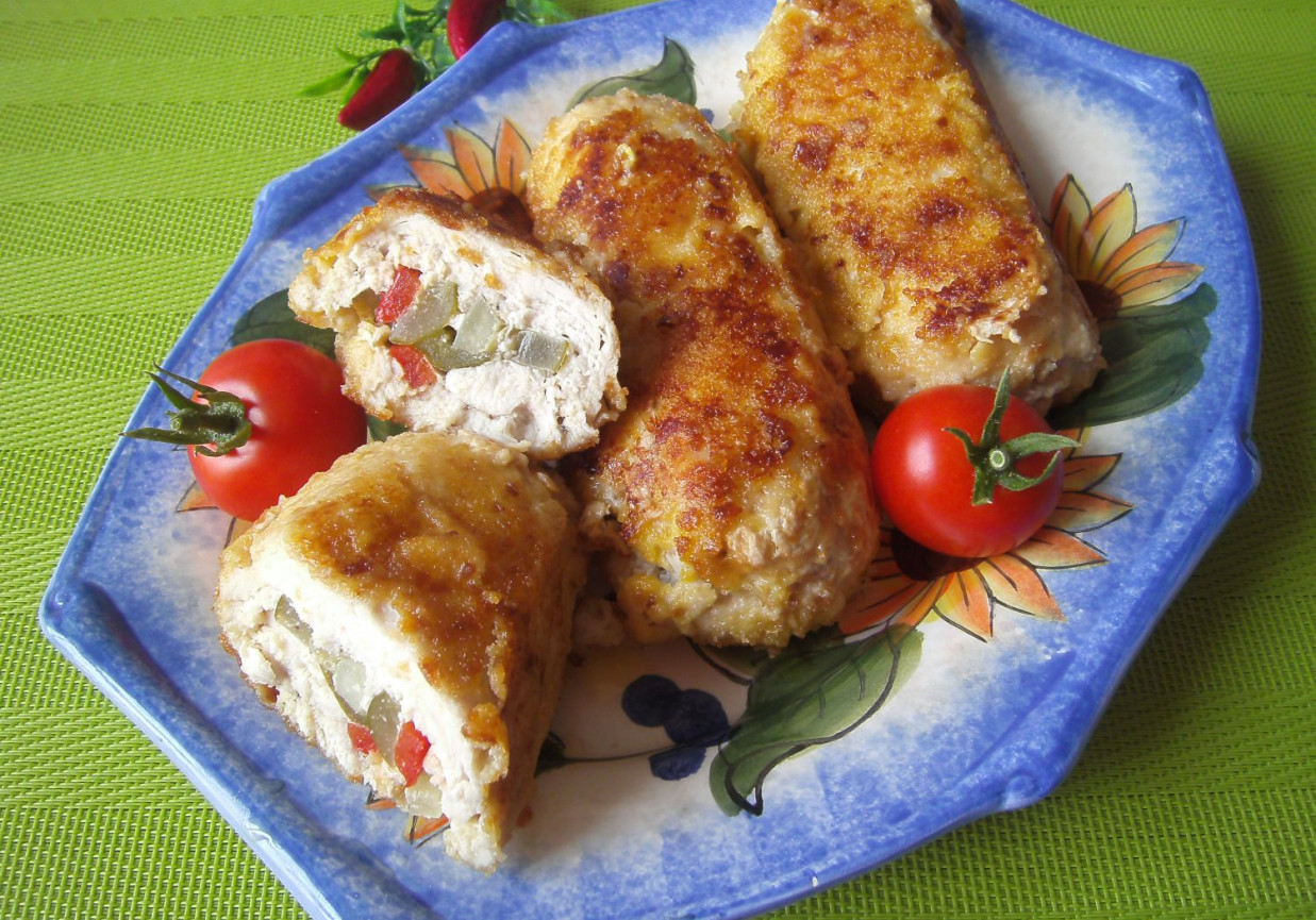 Roladki z kurczaka faszerowane papryką i ogórkiem kiszonym foto