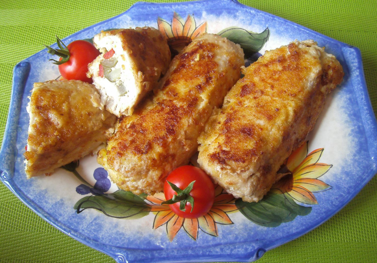 Roladki z kurczaka faszerowane papryką i ogórkiem kiszonym foto