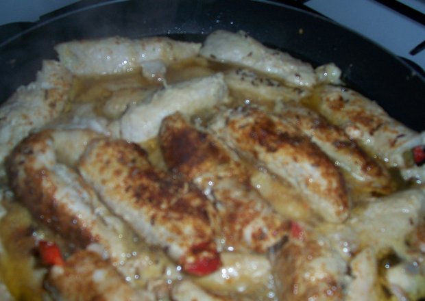 Fotografia przedstawiająca roladki z kurczaka i boczku z warzywami
