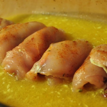 Krok 3 - Roladki z kurczaka i salami foto