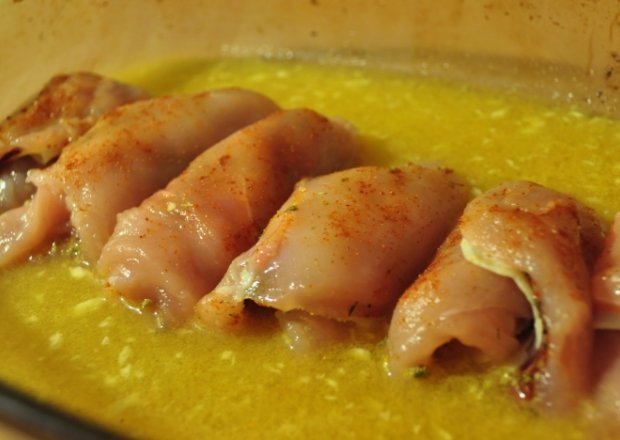 Fotografia przedstawiająca Roladki z kurczaka i salami