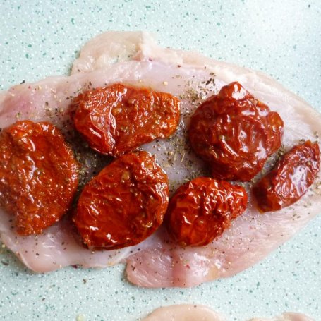 Krok 2 - Roladki z kurczaka na parze z suszonymi pomidorami i fetą foto