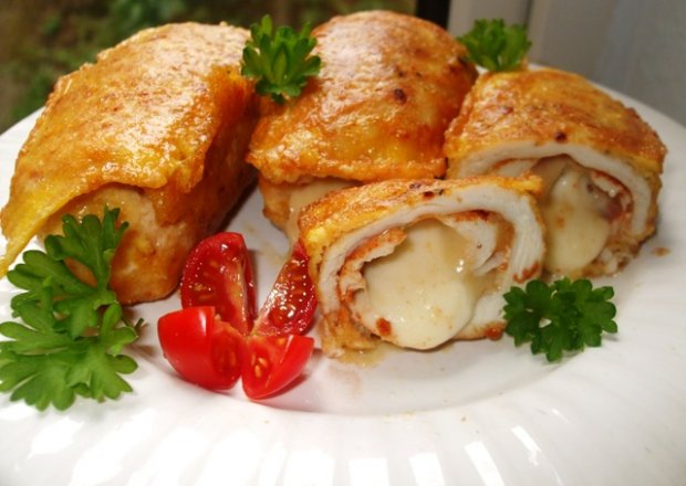 Fotografia przedstawiająca Roladki z kurczaka z dwoma serami