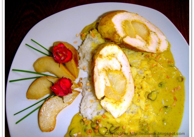 Fotografia przedstawiająca Roladki z kurczaka z gruszką na sosie curry.