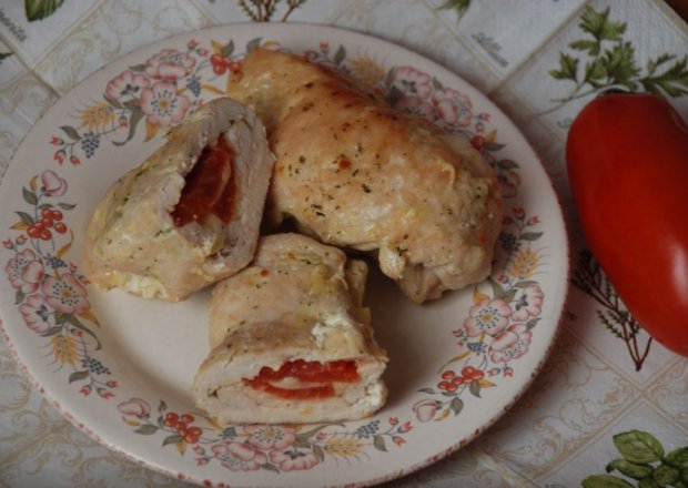 Fotografia przedstawiająca Roladki z kurczaka z mozzarellą i pomidorem
