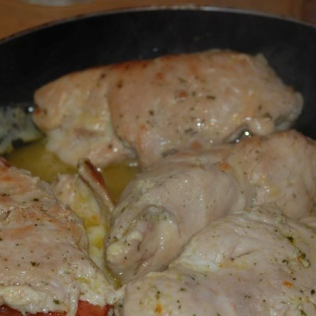 Krok 4 - Roladki z kurczaka z mozzarellą i pomidorem foto