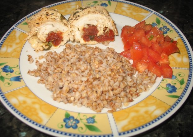 Fotografia przedstawiająca Roladki z kurczaka z mozzarellą i suszonymi pomidorami