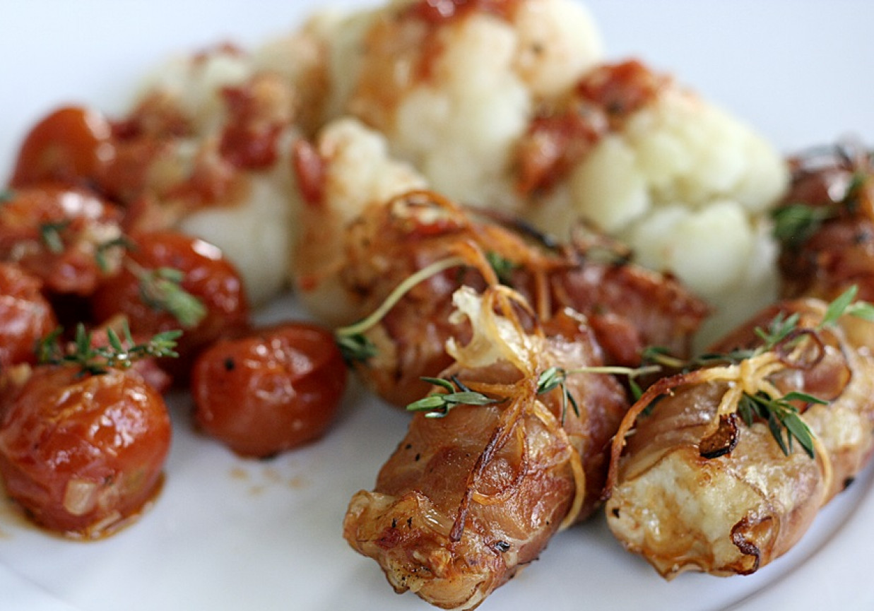 Roladki z kurczaka z mozzarellą w szynce parmeńskiej i pomidorach foto