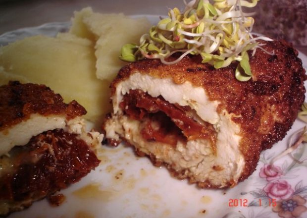Fotografia przedstawiająca Roladki z kurczaka z serem brie i suszonymi pomidorami