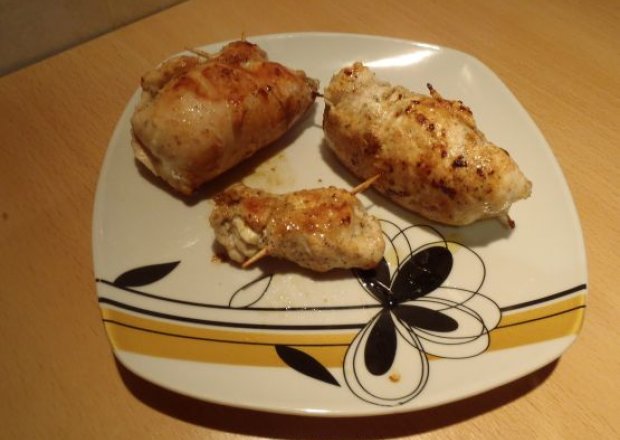 Fotografia przedstawiająca Roladki z kurczaka z serem feta