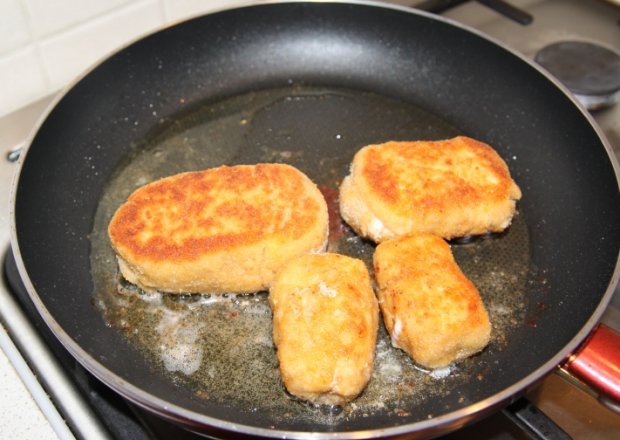 Fotografia przedstawiająca Roladki z kurczaka z serem gorgonzola i suszonymi śliwkami