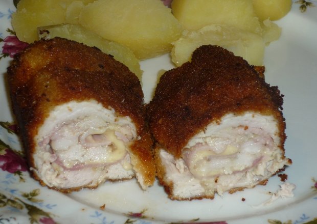 Fotografia przedstawiająca Roladki z kurczaka z serem i szynką