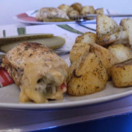 Krok 7 - Roladki z kurczaka z serem,papryką i ogórkami foto