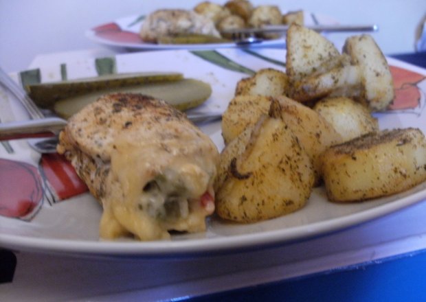 Fotografia przedstawiająca Roladki z kurczaka z serem,papryką i ogórkami