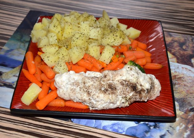 Fotografia przedstawiająca Roladki z kurczaka z serkiem kozim ugotowanym na parze z warzywami
