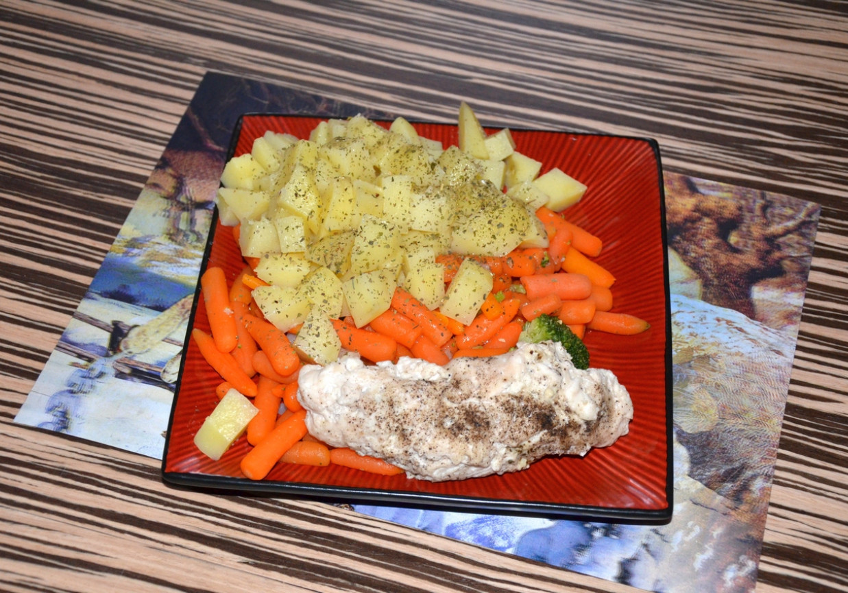 Roladki z kurczaka z serkiem kozim ugotowanym na parze z warzywami foto