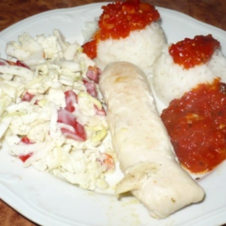Krok 4 - Roladki z kurczaka z sosem z papryki, sałatką i ryżem foto