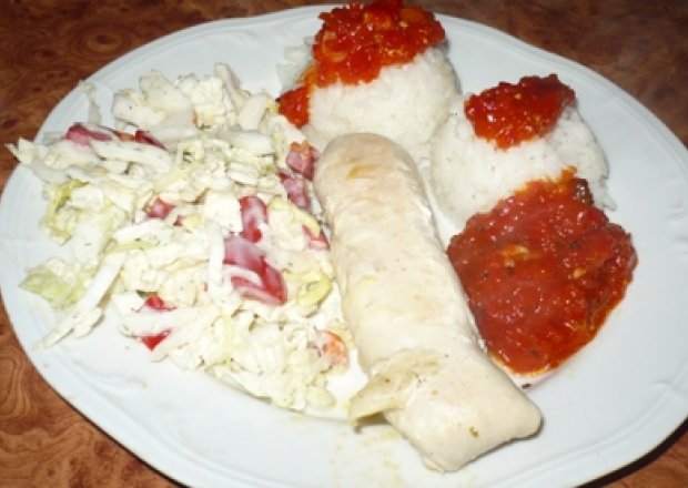 Fotografia przedstawiająca Roladki z kurczaka z sosem z papryki, sałatką i ryżem