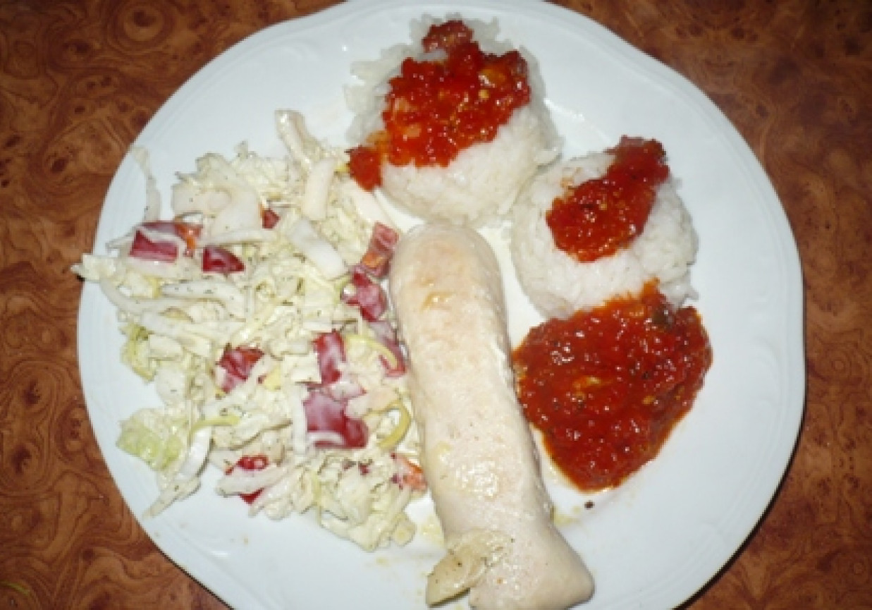 Roladki z kurczaka z sosem z papryki, sałatką i ryżem foto