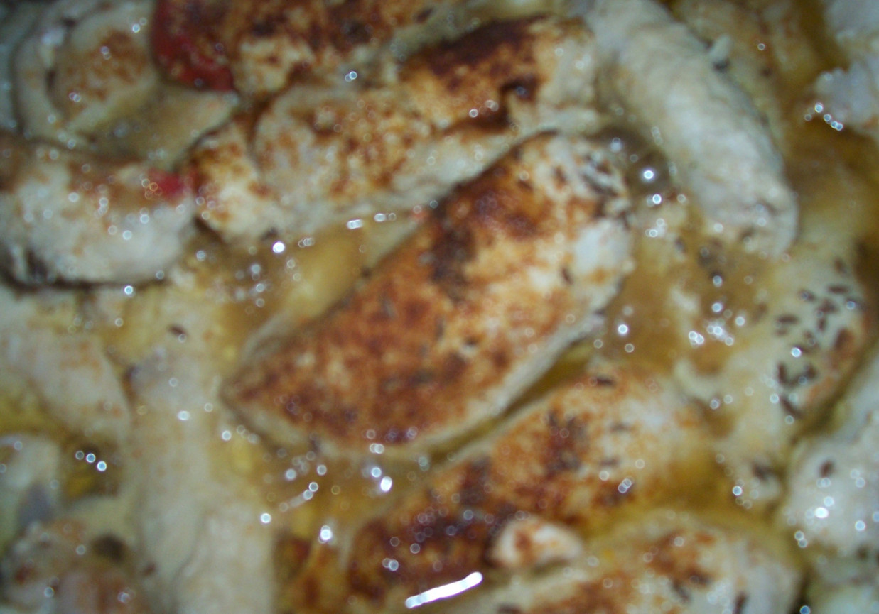 Roladki z kurczaka z suszonymi pomidorami owinięte boczkiem na sałacie lodowej. foto