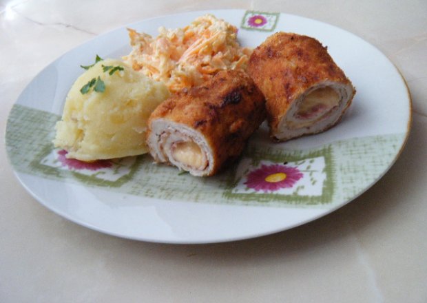 Fotografia przedstawiająca Roladki z kurczaka z szynką i serem