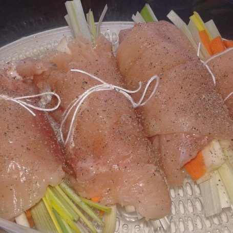 Krok 3 - Roladki z kurczaka z warzywami na parze  foto