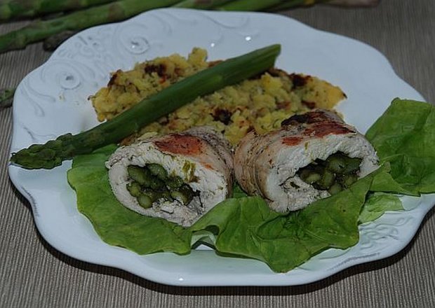 Fotografia przedstawiająca Roladki z kurczaka z zielonymi szparagami