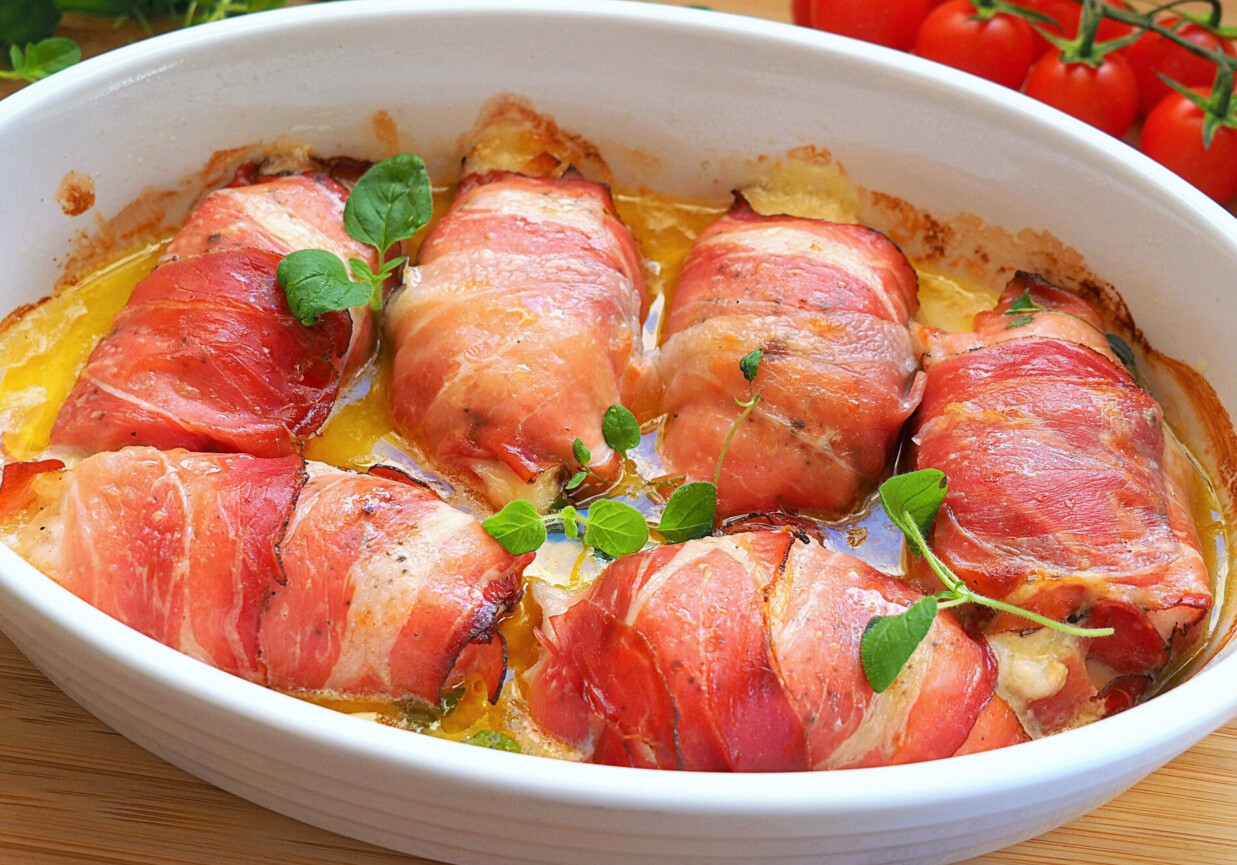 Roladki z kurczaka z suszonymi pomidorami i mozzarellą zawijane w boczku foto