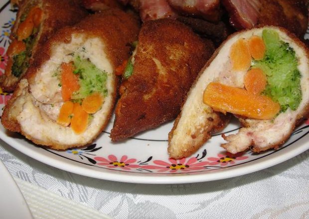 Fotografia przedstawiająca Roladki z kurczakanadziewane  marchewką i brokułami