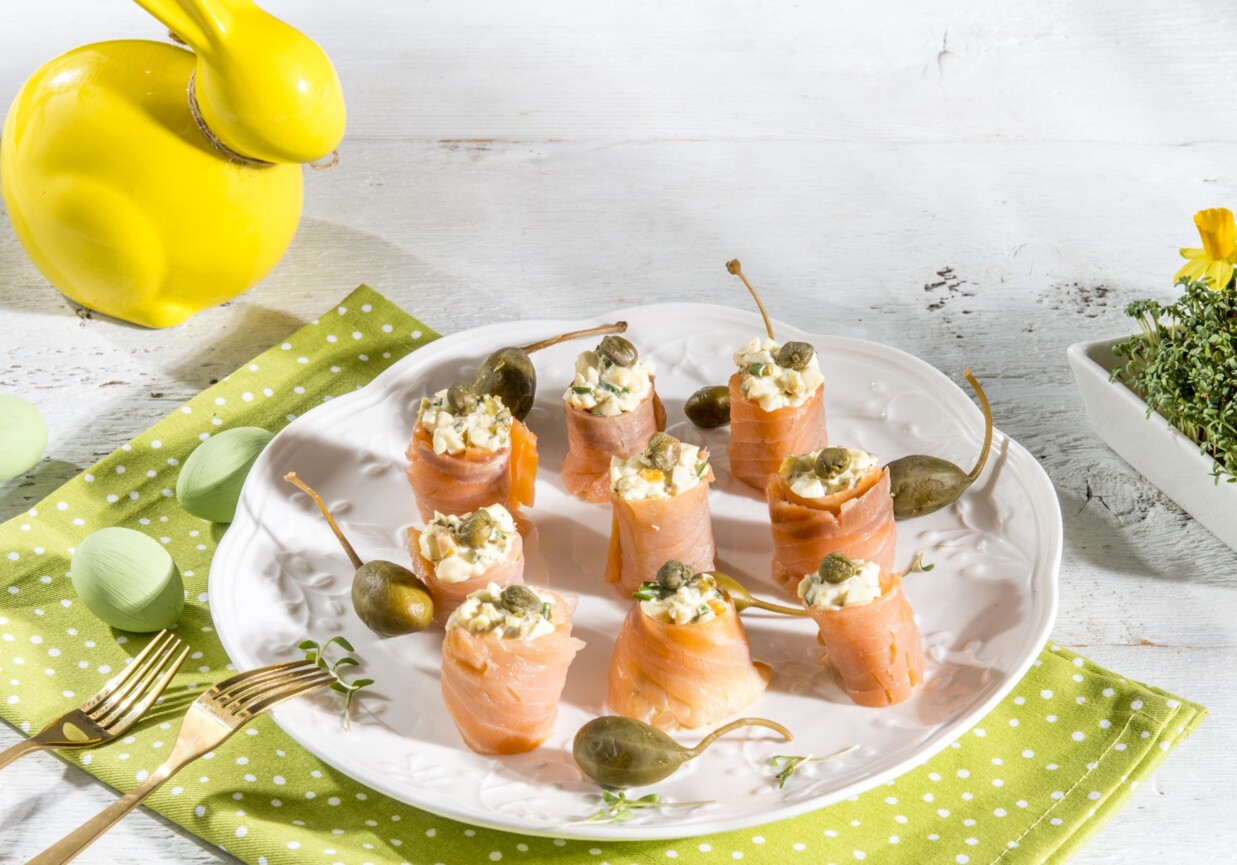Roladki z łososia i pasty jajecznej z kaparami foto