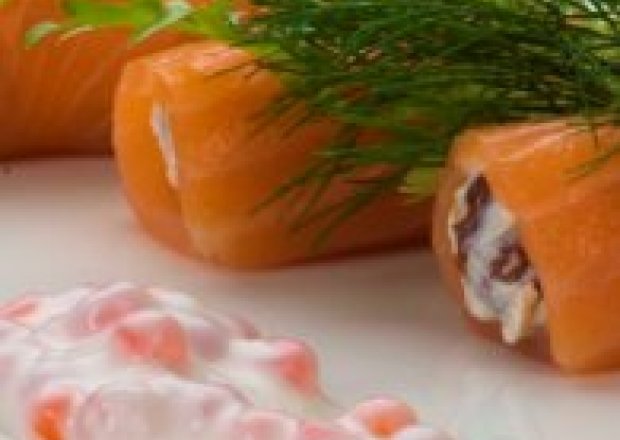 Fotografia przedstawiająca Roladki z łososia norweskiego nadziewane serem risotta z kurkami i ziołami podane z sosem jogurto...