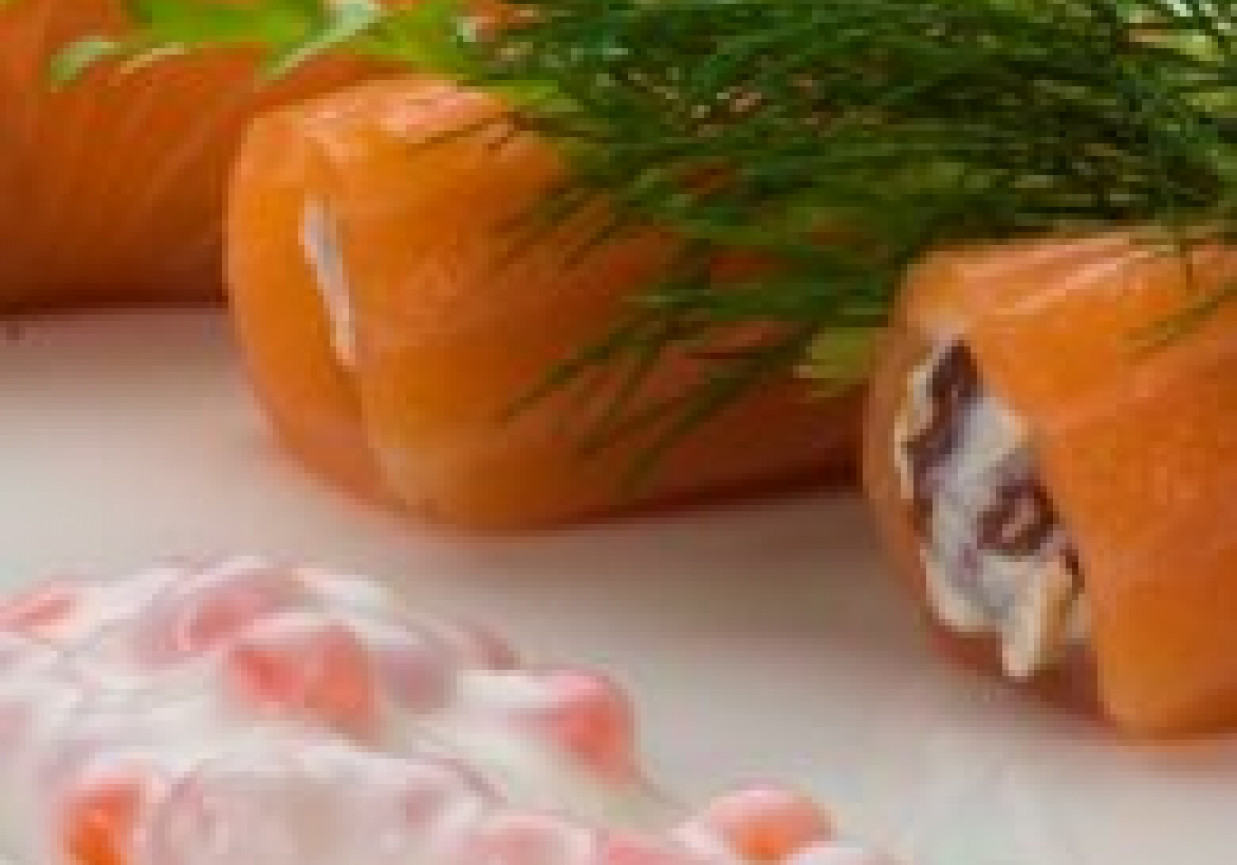 Roladki z łososia norweskiego nadziewane serem risotta z kurkami i ziołami podane z sosem jogurtowym foto